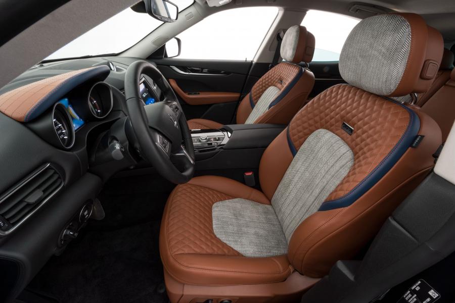 Интерьер Maserati Levante Black by Startech 2017 года  (фото 7 из 15)